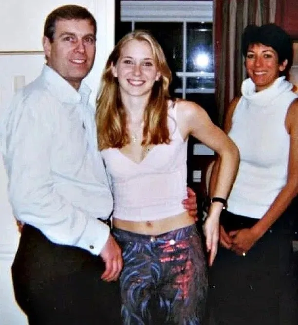 kraliyet-ailesinde-bomba-epstein-skandali-patladi-prens-andrew-unvanini-birakti-1760773123499.jpeg Prens Andrew, 17 yaşındaki Virginia Giuffre, Ghislaine Maxwell, Fotoğraf Daily Mail'den alınmıştır
