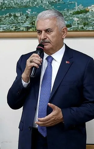 Binali Yıldırım itfaiyecilerle sahur yaptı