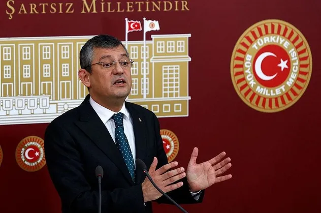 CHP'li Özgür Özel'in partideki çelişkiyi gözler önüne seren "Semra Güzel" açıklaması! Sorun PKK sempatisi değil fotoğrafmış!