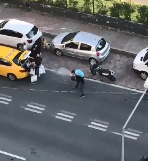 istanbulda-taksici-ile-motosiklet-surucusu-arasinda-tekmeli-yumruklu-yol-verme-kavgasi-1659514736651.jpg