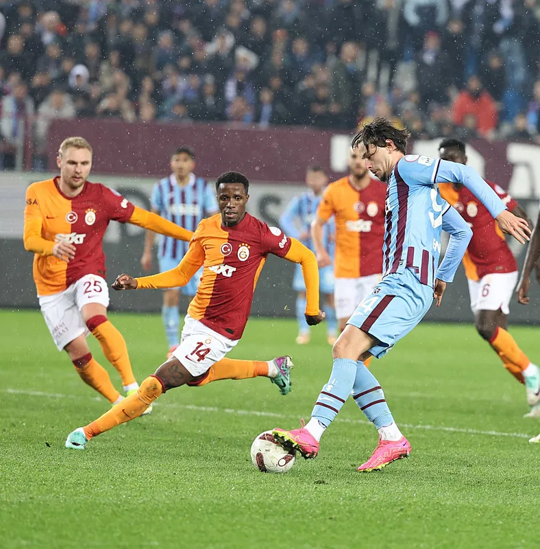 Galatasaray - Trabzonspor maçı öncesi 11'ler belirlendi! - 11