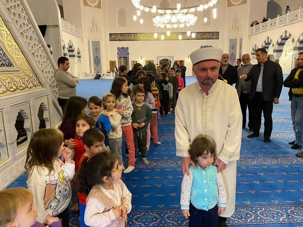 teravih-treni-ile-gonulleri-fetheden-imam-mahmut-eroglu-konustu-bu-cocuklar-50-sene-sonra-teravih-treninden-ba-1650611590796.jpg Teravih treni ile gönülleri fetheden imam Mahmut Eroğlu konuştu: Bu çocuklar 50 sene sonra teravih treninden bahsedecek-2