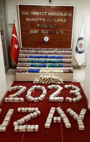 Van’da 246 kilo eroin ele geçirildi! Polislerden dikkat çeken "uzay" mesajı
