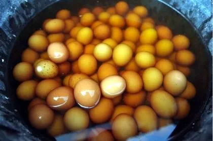 Çin’de aranılan lezzet: İdrarda kaynatılmış yumurta