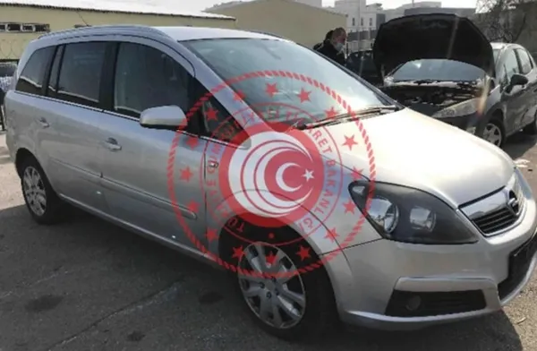 otomobil-almak-isteyen-vatandaslar-akin-etti-ikinci-el-araclari-yari-fiyatina-satisa-cikardi-fiyatlari-duyan-apisip-kaldi-1613383427419.jpeg 100 bin TL’ye 2005 model BMW! İkinci el araç almak isteyenlere müjde! Fiyatlar görenleri şaşırtıyor...-10