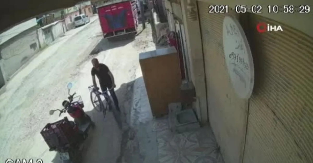 Park halindeki elektrikli bisikletin üzerinde bulunan cep telefonunu 3 saniyede çalan hırsız kamerada