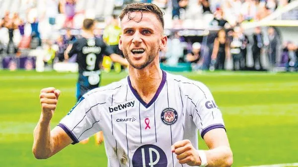 transfer-taaruzu-kent-ile-anlasan-fener-3-yildizla-masada-1684536384789.jpeg Transfer taaruzu: Kent ile anlaşan Fener 3 yıldızla masada!-3