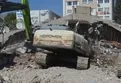 Kahramanmaraş'ta iş makinesi yıkılan binanın altında kaldı!