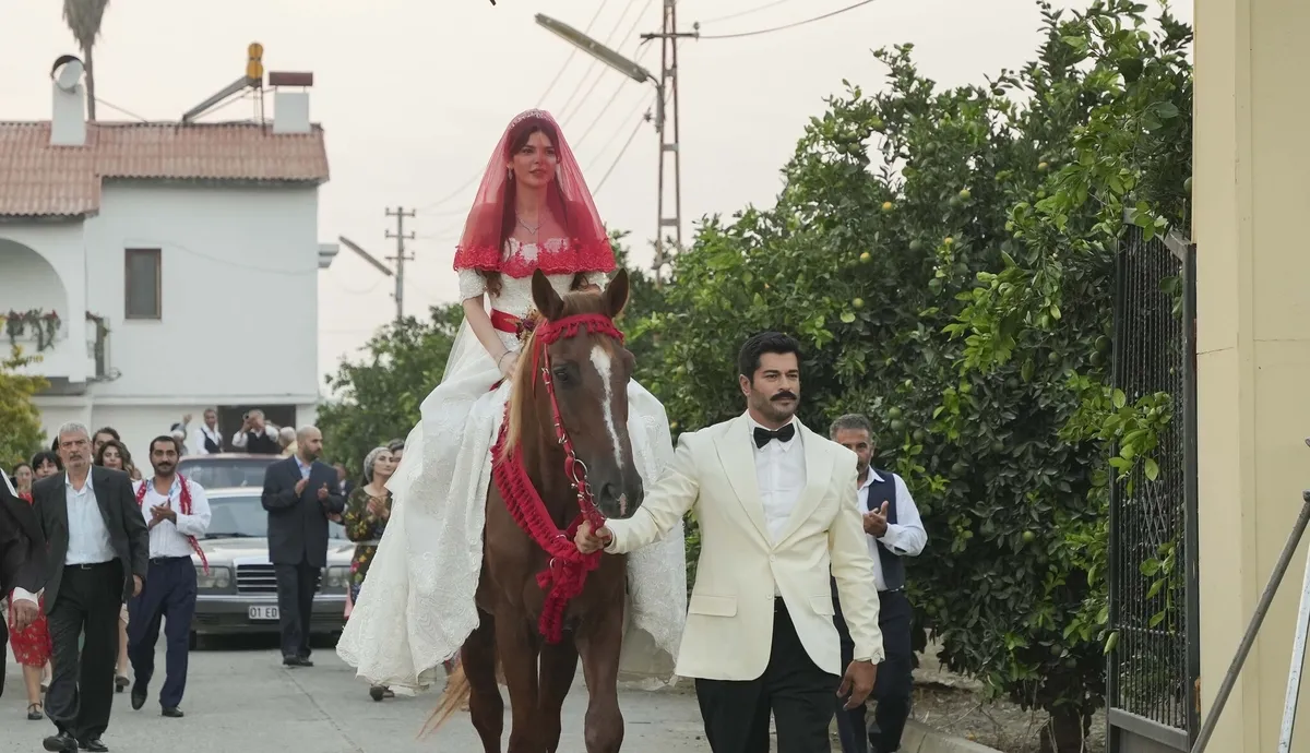 gunesin-dogdugu-yer-2-bolum-leylanin-donusu-dengeleri-bozuyor-1790164761989.jpg Güneşin Doğduğu Yer 2. bölümde fırtına kopuyor: Leyla’nın dönüşü Kenan ve Kozan ailesini darmadağın edecek!-2
