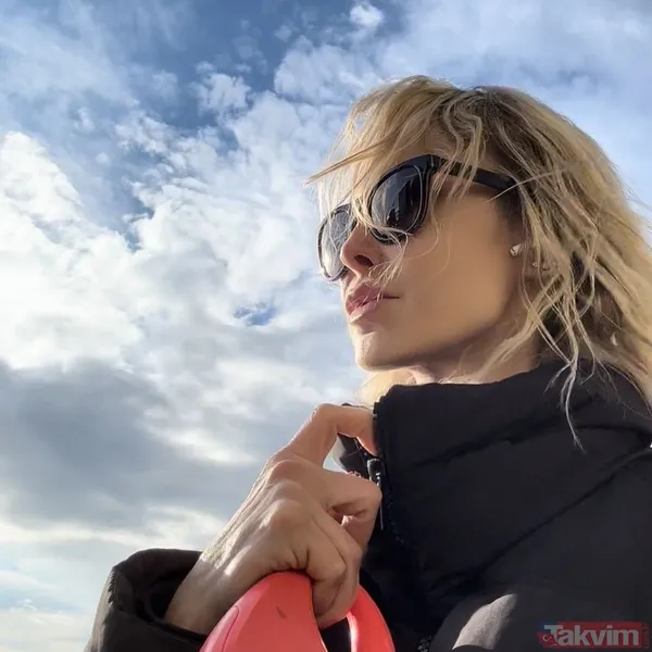 Sosyal Medyayı Aktif Kullanan Ünlü İsim, Geçen Gün Bir Alışveriş Merkezinde Kameralara Yansıdı. Ayaküstü Basın Mensuplarıyla Sohbet Eden Yıldız, Açıklamalarıyla...