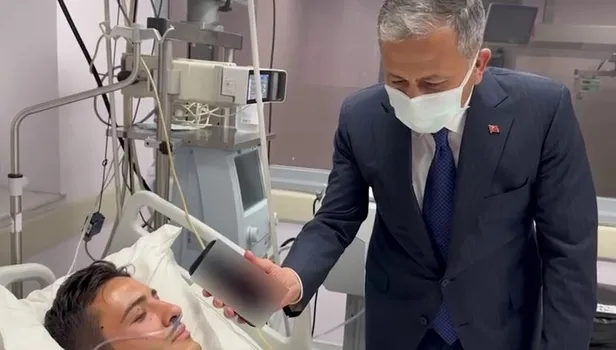 baskan-erdogan-hain-saldirida-yaralanan-polislerden-alim-reis-demirel-ile-telefonda-gorustu-ahiniz-yerde-kalma-1696343723685.jpeg Başkan Erdoğan hain saldırıda yaralanan polislerden Alim Reis Demirel ile telefonda görüştü: "Ahınız yerde kalmadı, inşallah kalmayacak"-2