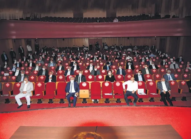 CHP'li Adana Büyükşehir Belediyesi'nde sosyal mesafe hiçe sayıldı!-1
