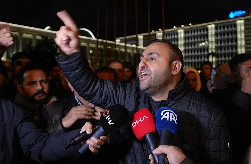 Özel Halk Otobüsü Platformu sözcüsü avukat Erhan Güneş (AA)