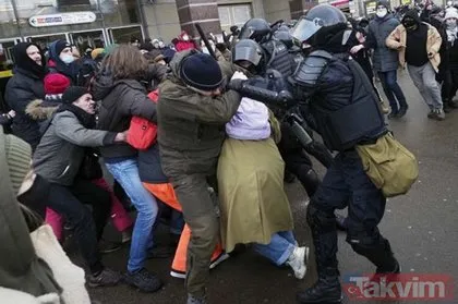 SON DAKİKA: Rusya’da Putin-Navalny çatışması! Kadınları çıplak şekilde...