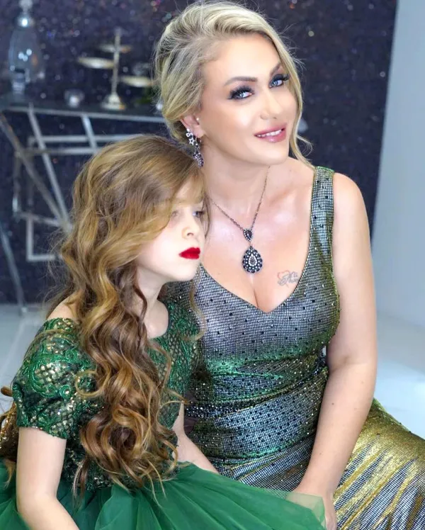 Yeliz Yeşilmen 7 yaşındaki kızına makyaj yapınca...-6