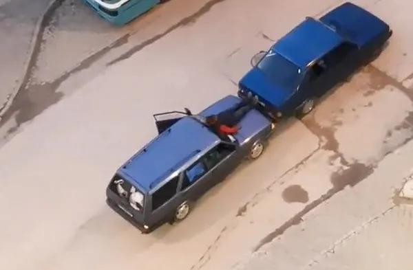 bursada-seyir-halindeki-otomobilin-on-kaputuna-oturan-bir-kisi-ondeki-araci-ayaklariyla-itti-1618985741331.jpg Bursa'da seyir halindeki otomobilin ön kaputuna oturan bir kişi öndeki aracı ayaklarıyla itti-5