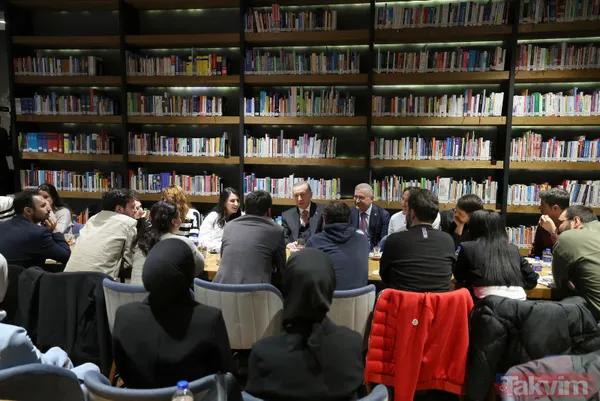 Başkan Erdoğan, Üsküdar'da gençlerle çay içip sohbet etti - 6