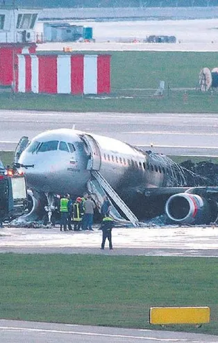 Rusya’da iniş yaparken alev topuna dönen uçakta bazı yolcuların bavul derdine düşmesi ölü sayısını arttırdı