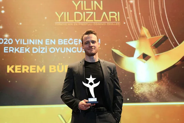 1615547364144.jpg Bay J kimdir, kaç yaşında? Bay J Kerem Bürsin’e ne dedi? Kerem Bürsin’e ödül töreninde Bay J'den olay şaka!-2
