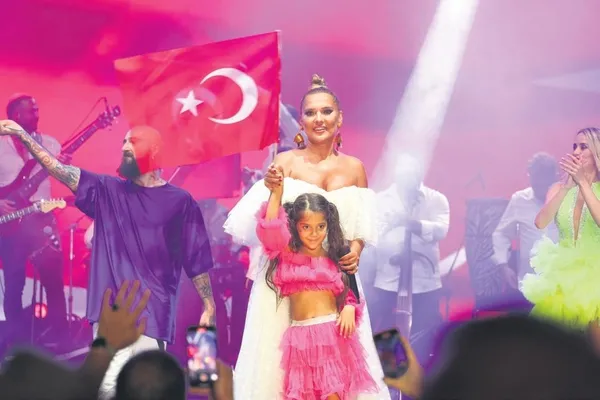 1630444066389.jpeg 30 Ağustos Zafer Bayramı Türkiye’nin dört bir yanında kutlandı! Demet Akalın, Merve Özbey, Ziynet Sali hayranlarını coşturdu-2
