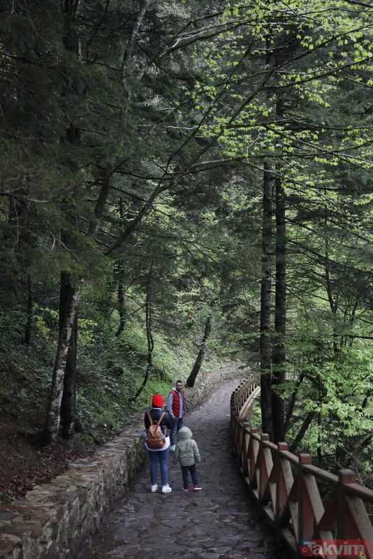 Geçmişi 1600 yıl öncesine dayanıyor: 360 tonluk kaya bitlendi iğneyle kuyu kazıp yeni odalar ortaya çıktı! Sümela Manastırı'na ziyaretçi akını - 33