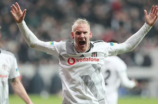 Beşiktaş forması giyen Domagoj Vida'nın Covid-19 testi pozitif çıktı
