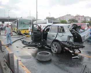 Metrobüsle cip kafa kafaya çarpıştı!