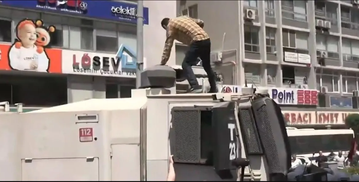 izmirde-tomaya-zarar-veren-chpli-provokatorun-mudur-yardimciligi-dustu-1779938510658.jpeg İzmir'de TOMA'ya zarar veren CHP'li provokatörün "müdür yardımcılığı" düştü!-1