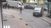 Fatih’te kamyonetin altında kalan kadın metrelerce sürüklendi: Kaza anı kamerada
