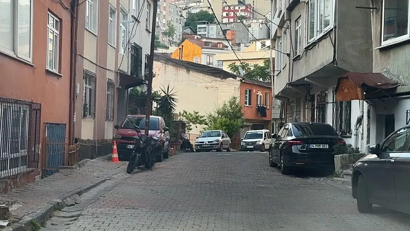 kagithanede-yeni-evli-kadinin-supheli-olumu-1782203512840.jpeg Kağıthane’de yeni evli kadının şüpheli ölümü: Eşi ipte asılı buldu! Annesine bıraktığı not ortaya çıktı-3