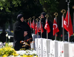Şehitliklerde buruk bayram!