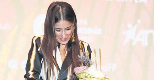 Hazal Kaya'yı ağlatan sürpriz