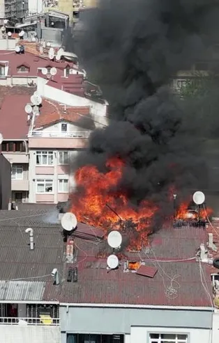 İstanbul'da yangın! Çatı alevler içinde kaldı
