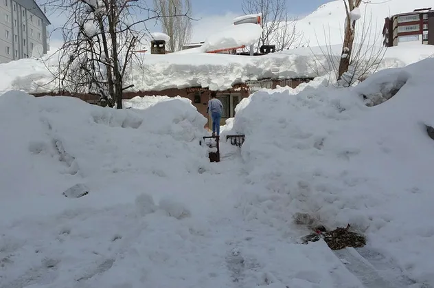 Bitlis'te çığ riski nedeniyle 40 ev boşaltıldı
