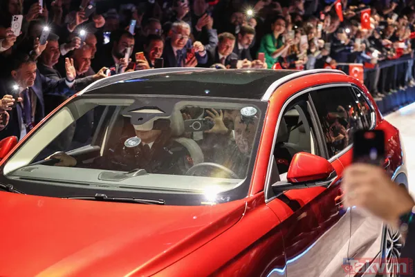 Başkan Erdoğan Togg'un direksiyonunda: Tekerine taş değmesin... Araç rengi için işaret ettiği Emine Erdoğan kararını verdi - 28