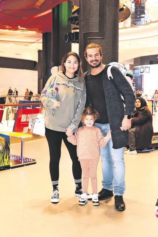 skandal-2-umre-ziyaretinde-el-kremi-tanitimi-tepki-cekmisti-asli-sen-simdi-de-umrede-cekilmis-fotografiyla-tur-1670796974694.jpeg Skandal 2! Umre ziyaretinde el kremi tanıtımı tepki çekmişti! Aslı Şen şimdi de Umre'de çekilmiş fotoğrafıyla türban tanıtımı yaptı-13