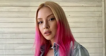 Ece Seçkin parti tarzı olay oldu! Süper mini eteğiyle sere serpe uzanarak poz verdi fotoğraftaki o detaya yorum yağdı