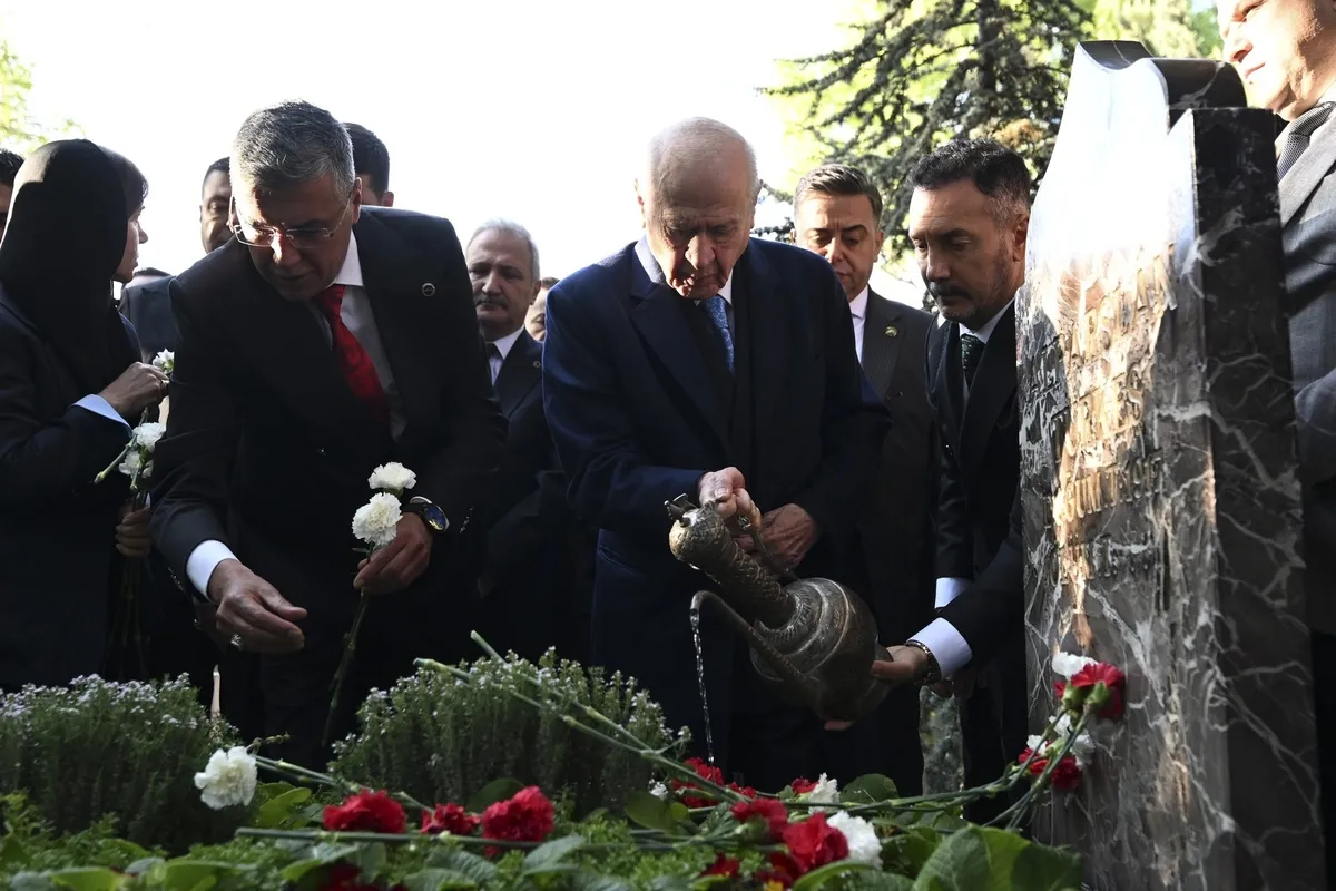 1779860759194.jpeg Bahçeli, bayram namazı sonrası MHP’nin kurucu lideri Alparslan Türkeş’in mezarını ziyaret etti-3