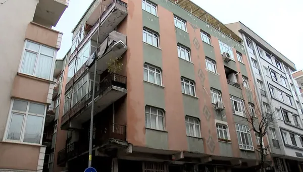 istanbul-bahcelievlerde-afrika-kupasi-finalinde-misirin-kalecisinin-penalti-kurtarmasina-sevinen-misirlilar-bi-1644389324342.jpg İstanbul Bahçelievler'de Afrika Kupası finalinde Mısır'ın kalecisinin penaltı kurtarmasına sevinen Mısırlılar bıçaklı saldırıya uğradı-2