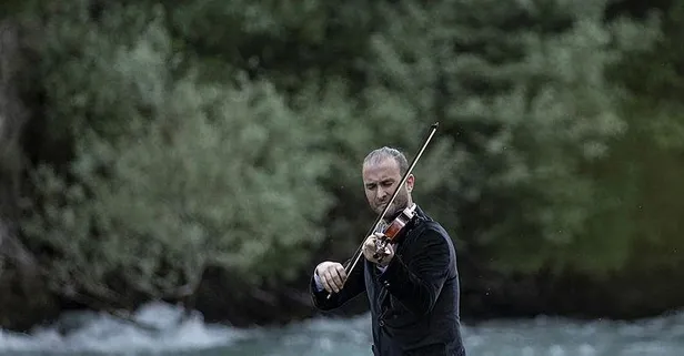 Silah değil keman sesi! Doğa tutkunu akademisyen Uğur Çit'ten Munzur Çayı ortasında keman resitali