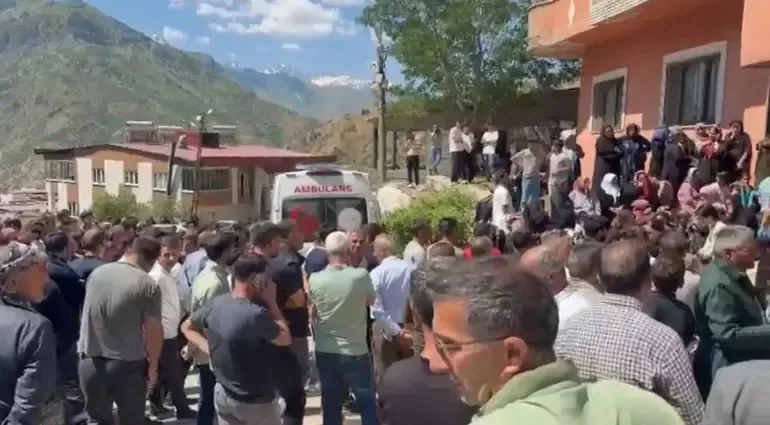 kayinpederinin-evini-basip-dehset-sacti-hakkaride-aile-faciasi-cok-sayida-olu-1781424662634.jpeg Önce katliam yaptı sonra intihara kalktı! Hakkari'de aile faciası: Çok sayıda ölü-5
