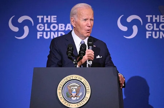 ABD Başkanı Joe Biden'ın konuşma sonrası yaptığı tuhaf hareketler sosyal medyada gündem oldu