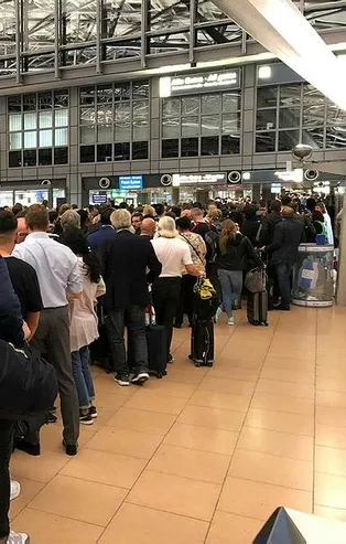 Hamburg Havalimanı'nda güvenlik alarmı