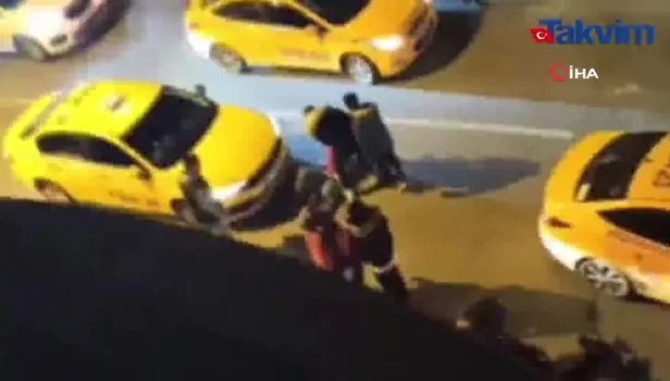 Esenyurt’ta taksiciler yabancı uyruklu yolcuyu yerde öldüresiye dövdü videosunu izle