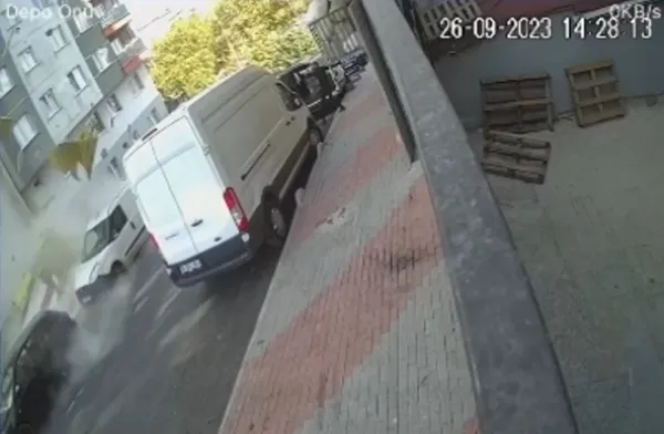 Son dakika: Esenler'de korku dolu anlar! 16 katlı binanın dış cephesi çöktü-3