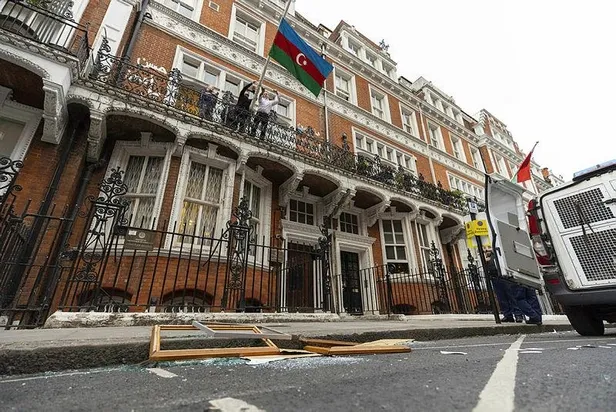 azerbaycanin-londra-buyukelciligine-alcak-saldiri-1659647190388.jpeg Azerbaycan'ın Londra Büyükelçiliğine alçak saldırı!-3