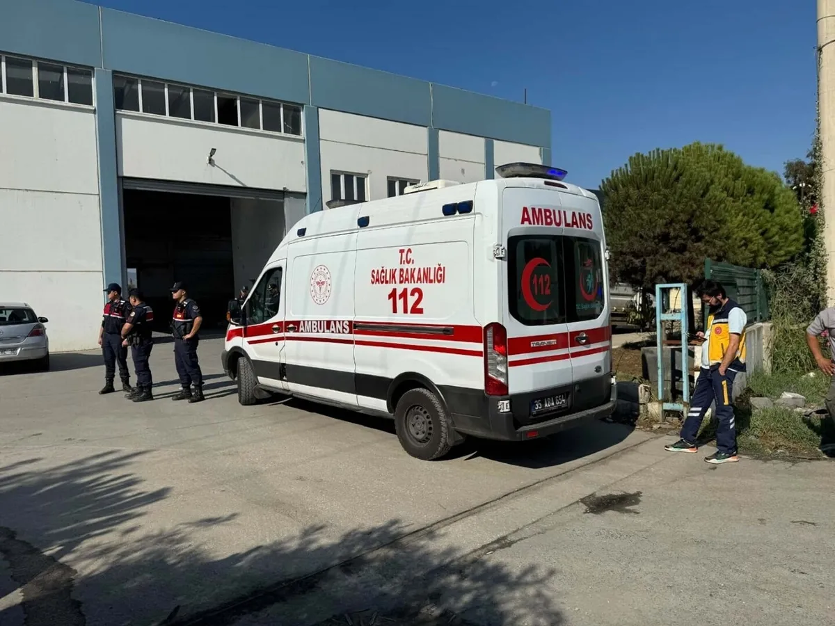 izmir-torbalida-metal-fabrikasinda-siddetli-patlama-3u-agir-7-isci-yaralandi-1790846733300.jpeg Patlamada 7 işçi yaralandı (Foto: DHA)