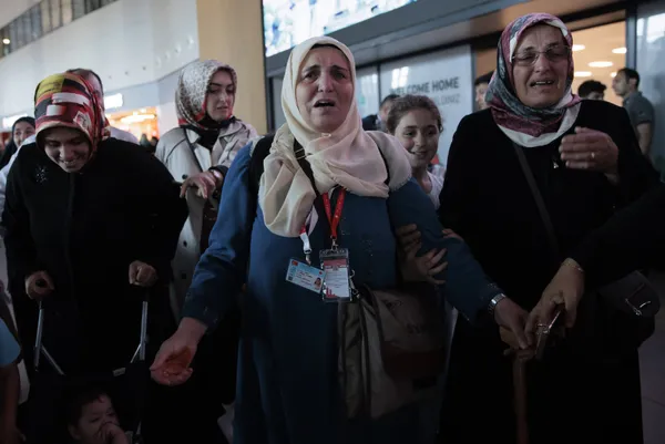 yurda-donen-ilk-haci-kafilesi-istanbul-havalimaninda-gozyaslariyla-karsilandi-1657813463525.jpg Yurda dönen ilk hacı kafilesi İstanbul Havalimanı'nda gözyaşlarıyla karşılandı-5