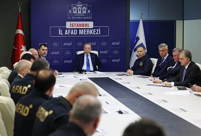 Başkan Recep Tayyip Erdoğan İstanbul AFAD'daki kriz merkezinde depreme ilişkin brifing aldı (AA)