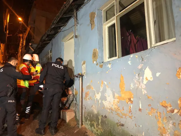 Bursa'da akılalmaz olay! Ağzında sigarayla sokaktaki doğalgaz sayacının borusunu kesti-8